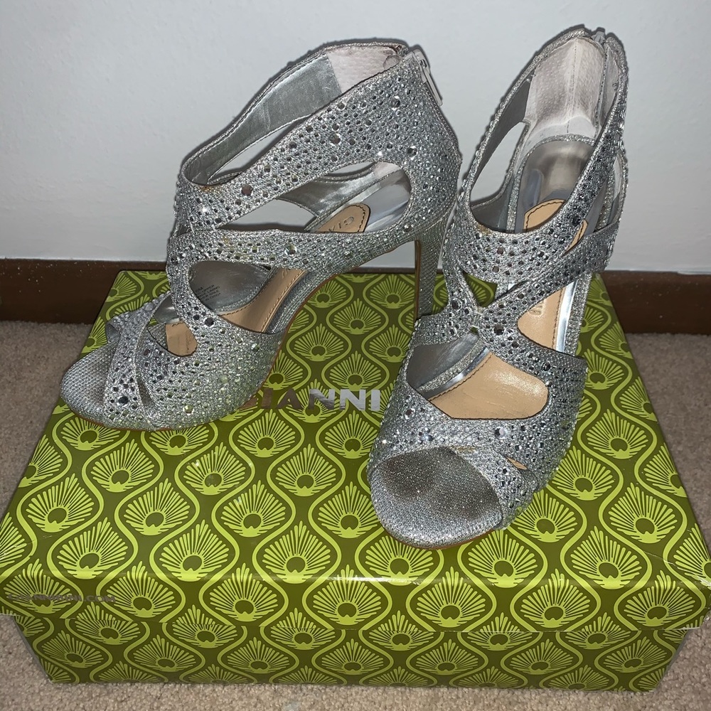 Silver heels - Picture 2 of 5